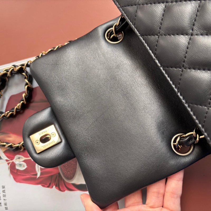 方胖 經典迷你口蓋包 ::CHANEL:: A35200黑色羊皮菱格紋淡金雙C方胖子斜背鍊包 口蓋包-13