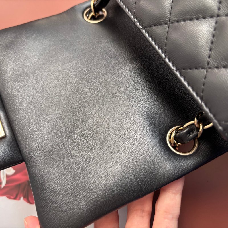 方胖 經典迷你口蓋包 ::CHANEL:: A35200黑色羊皮菱格紋淡金雙C方胖子斜背鍊包 口蓋包-15