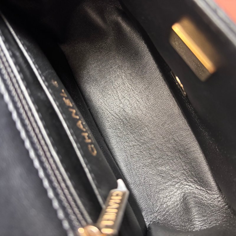 方胖 經典迷你口蓋包 ::CHANEL:: A35200黑色羊皮菱格紋淡金雙C方胖子斜背鍊包 口蓋包-16