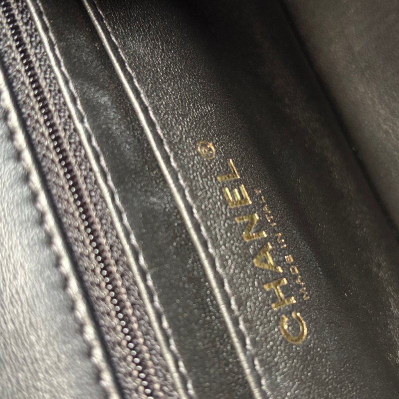 方胖 經典迷你口蓋包 ::CHANEL:: A35200黑色羊皮菱格紋淡金雙C方胖子斜背鍊包 口蓋包-17