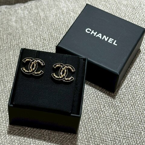 CHANEL黑色琺琅和金色金屬cc耳釘