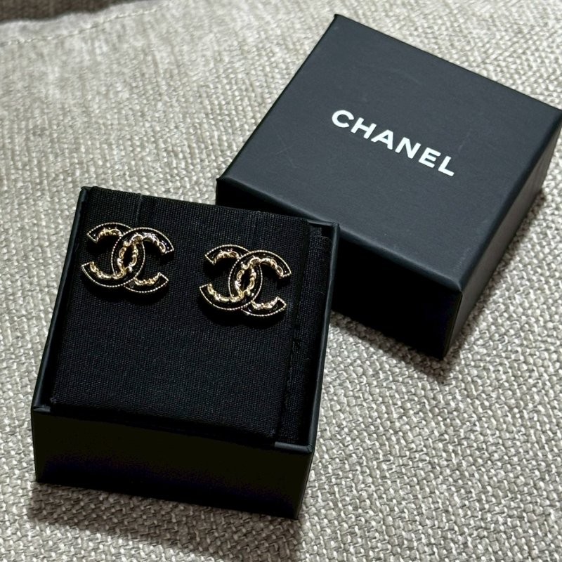 CHANEL黑色琺琅和金色金屬cc耳釘-0