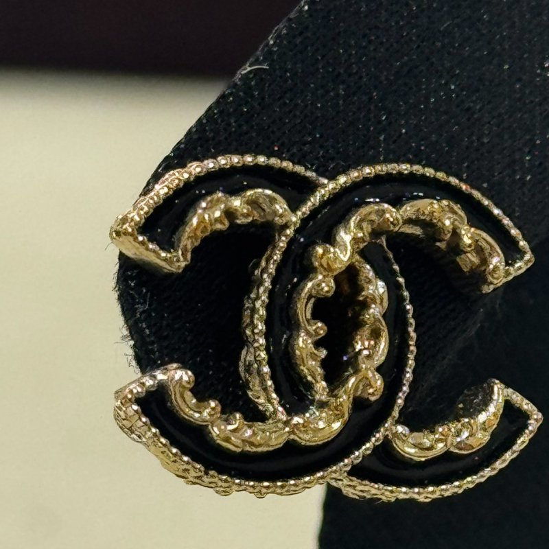 CHANEL黑色琺琅和金色金屬cc耳釘-1