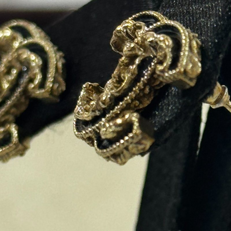 CHANEL黑色琺琅和金色金屬cc耳釘-2