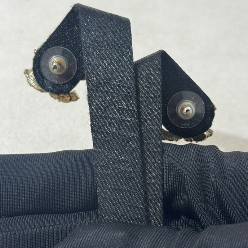 CHANEL黑色琺琅和金色金屬cc耳釘-4