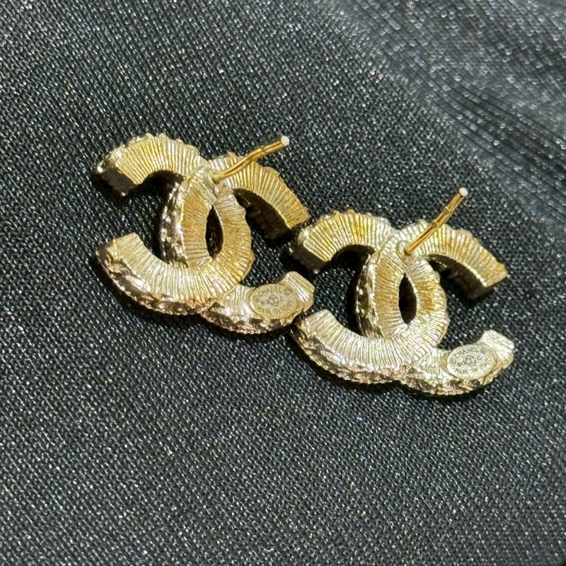 CHANEL黑色琺琅和金色金屬cc耳釘-7