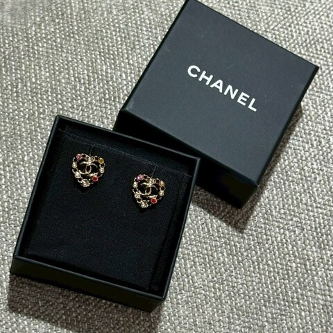 CHANEL 愛心彩鑽鏤空耳釘