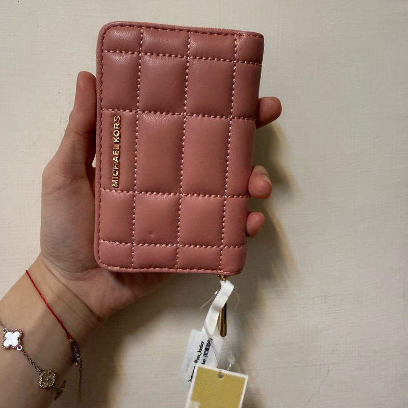 MICHAEL KORS 小香風 質感車線拉鍊卡片零錢包（粉）-0