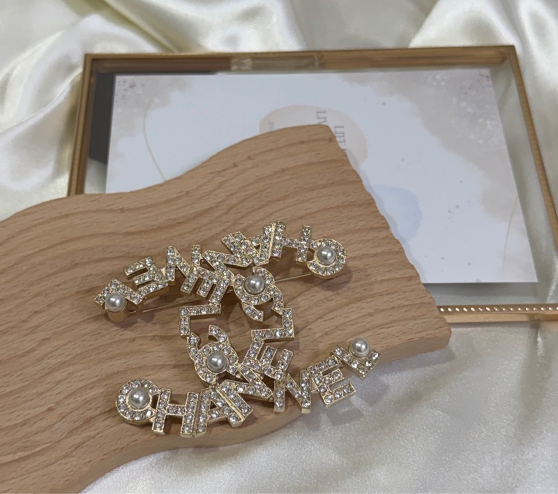 Chanel 22年滿鑽鑲珍珠 雙C logo胸針-1