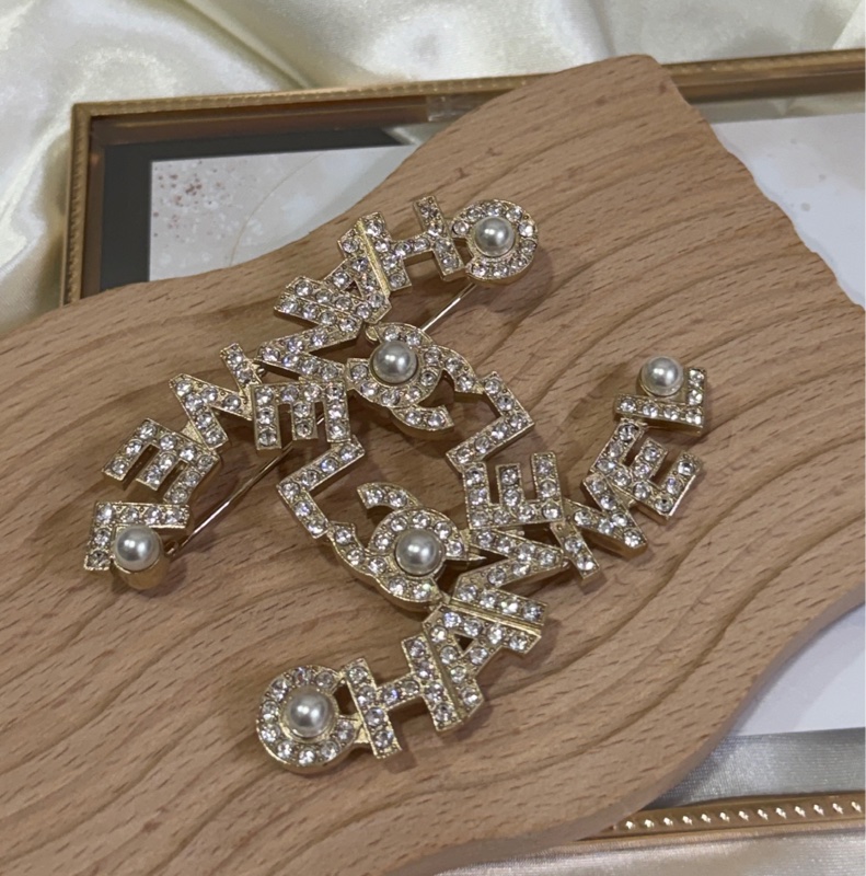 Chanel 22年滿鑽鑲珍珠 雙C logo胸針-2