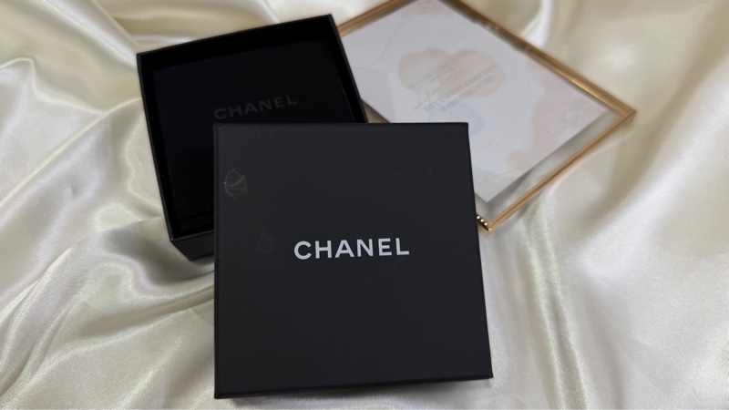 Chanel 22年滿鑽鑲珍珠 雙C logo胸針-10