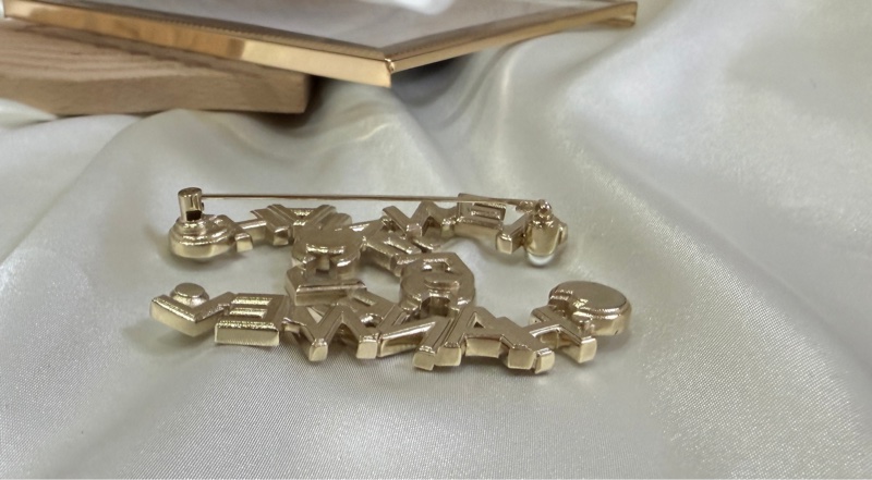 Chanel 22年滿鑽鑲珍珠 雙C logo胸針-11