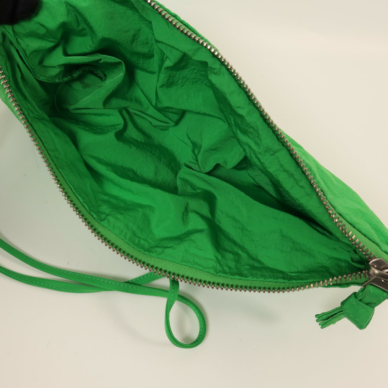 BOTTEGA VENETA 尼龍Tech Cassette肩背袋-17