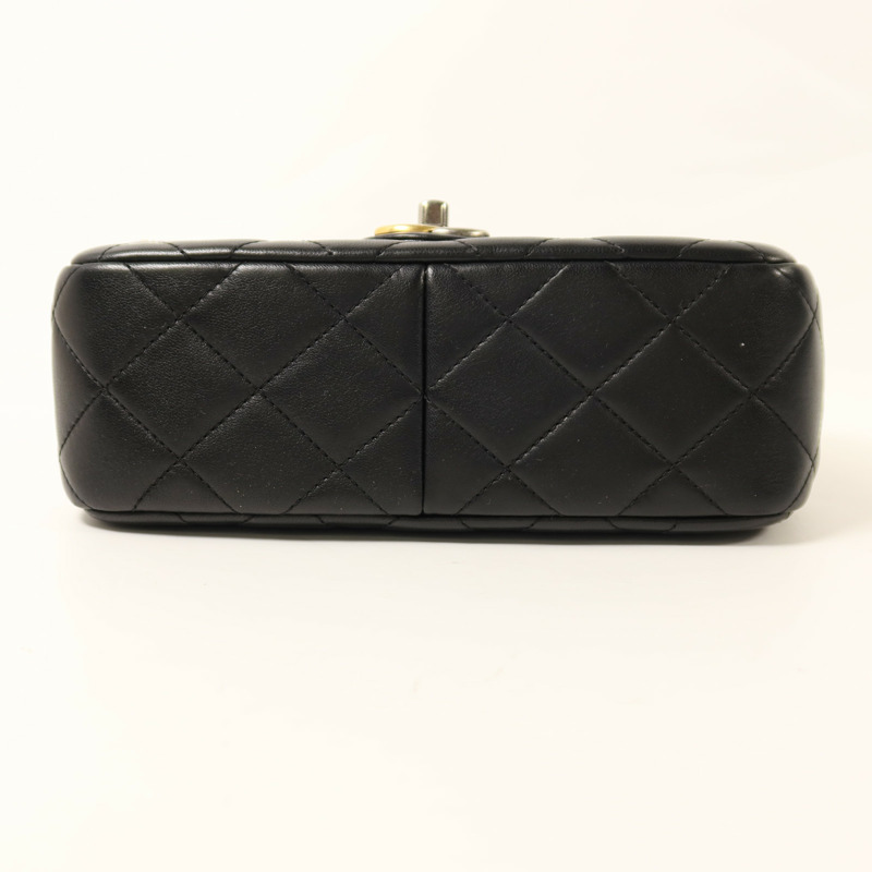 CHANEL 羊皮皮革Pearl Hairpin Badge鏈帶肩背袋-3