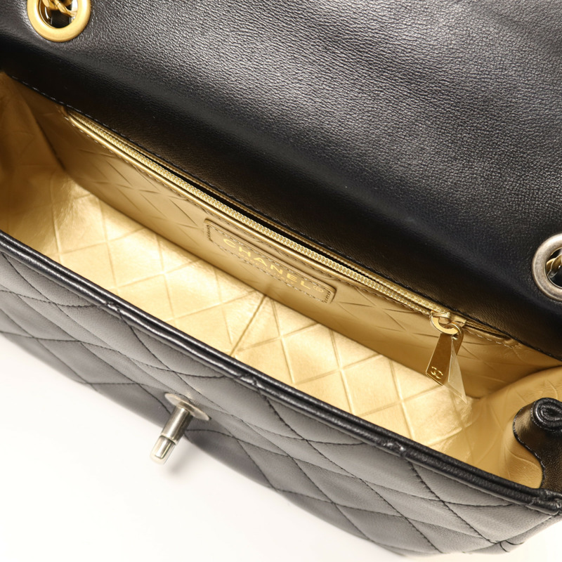 CHANEL 羊皮皮革Pearl Hairpin Badge鏈帶肩背袋-4