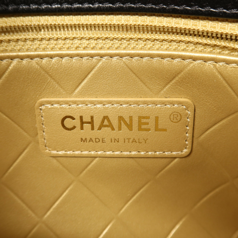 CHANEL 羊皮皮革Pearl Hairpin Badge鏈帶肩背袋-5