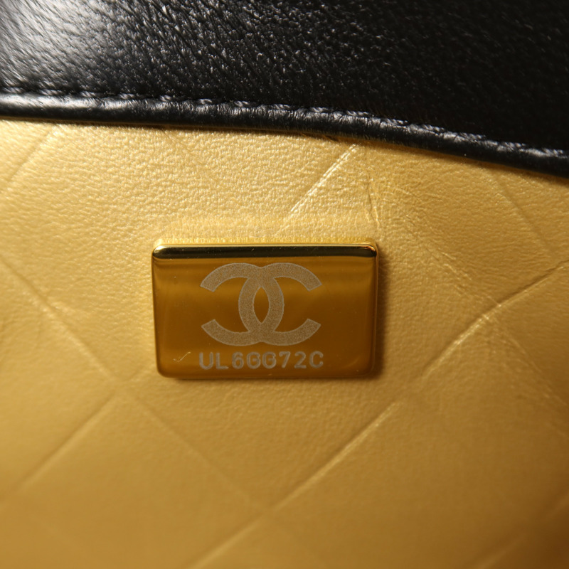 CHANEL 羊皮皮革Pearl Hairpin Badge鏈帶肩背袋-6