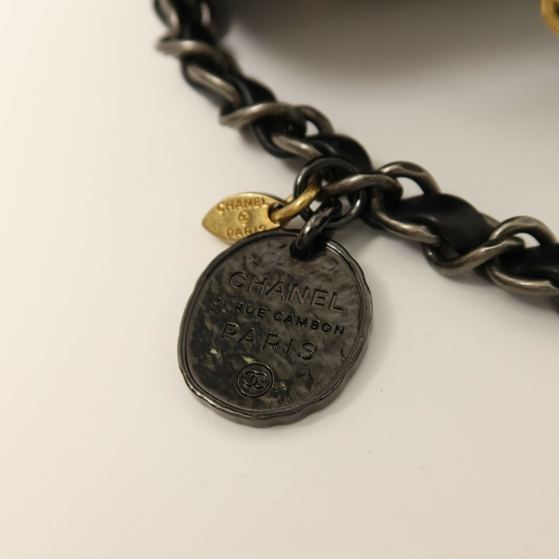 CHANEL 羊皮皮革Pearl Hairpin Badge鏈帶肩背袋-11