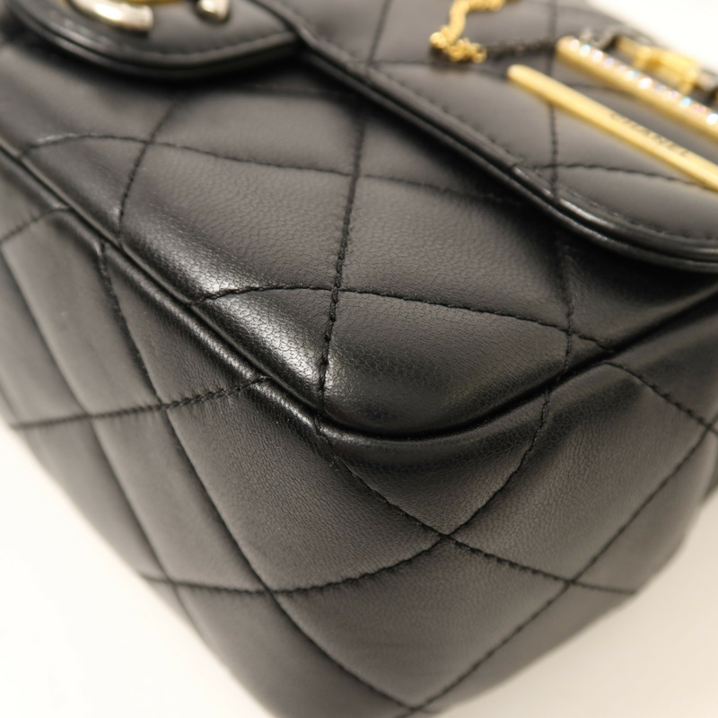 CHANEL 羊皮皮革Pearl Hairpin Badge鏈帶肩背袋-14