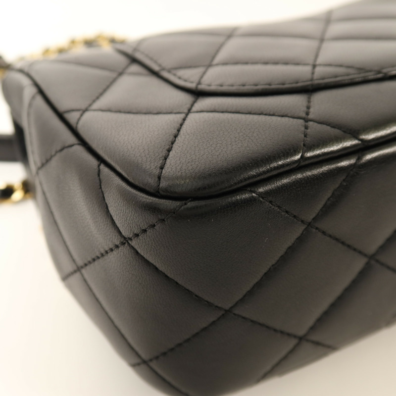 CHANEL 羊皮皮革Pearl Hairpin Badge鏈帶肩背袋-15