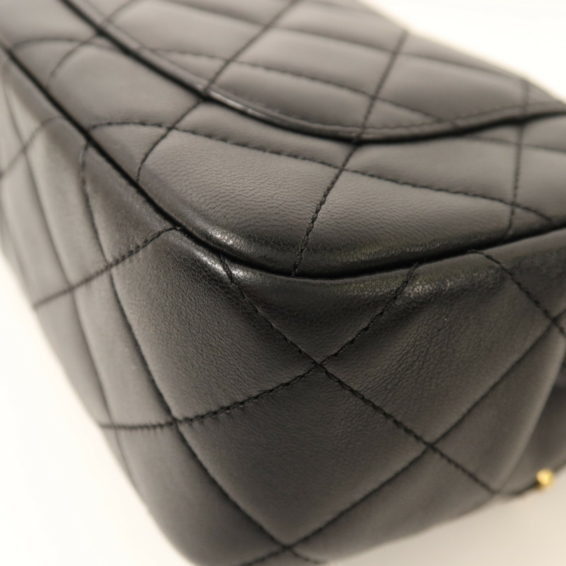 CHANEL 羊皮皮革Pearl Hairpin Badge鏈帶肩背袋-16