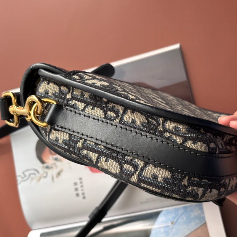 ::Christian Dior:: Dior Bobby 藍色經典緹花金字CD字母 中型馬鞍斜背包-4