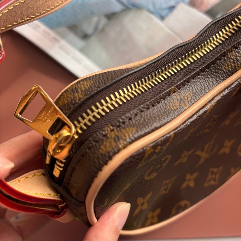 ::LOUIS VUITTON:: LV M46828 經典花紋豌豆斜背包PM 腋下包 肩背包 斜背包-11