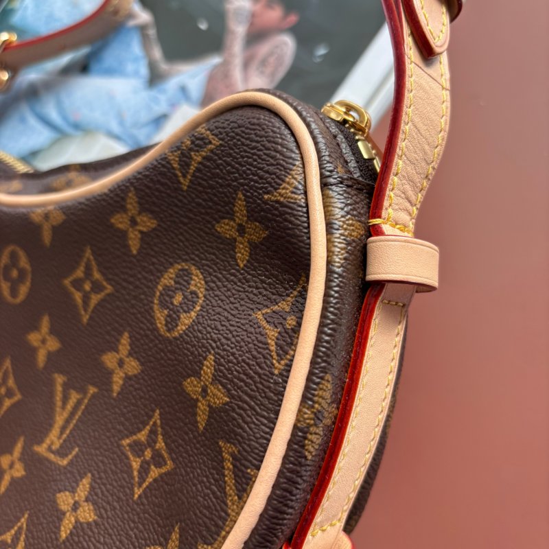 ::LOUIS VUITTON:: LV M46828 經典花紋豌豆斜背包PM 腋下包 肩背包 斜背包-12