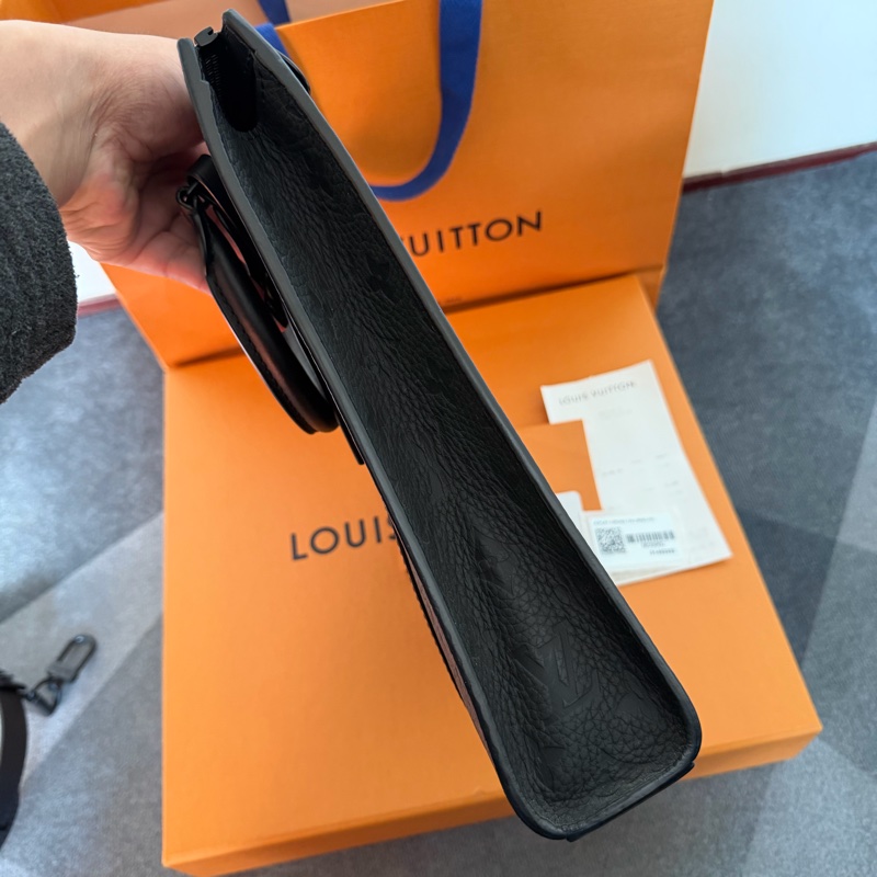 Lv黑色牛皮壓紋手提公事包/斜背/肩背包 （M59960）芯片款-3