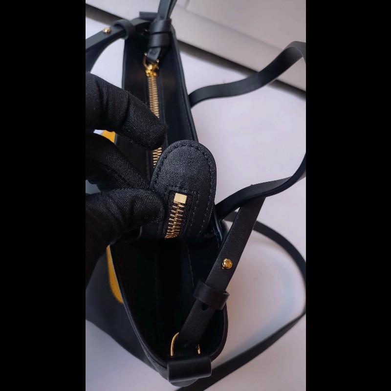 Fendi 黃眼黑皮小怪獸兩用包-19