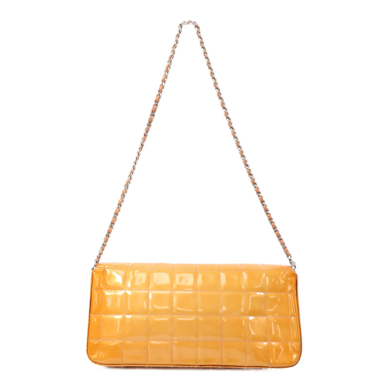 CHANEL 漆皮皮革Chain Shoulder銀扣肩背袋-1