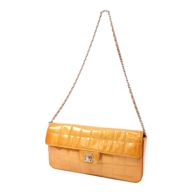 CHANEL 漆皮皮革Chain Shoulder銀扣肩背袋-2