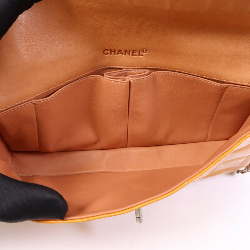 CHANEL 漆皮皮革Chain Shoulder銀扣肩背袋-4