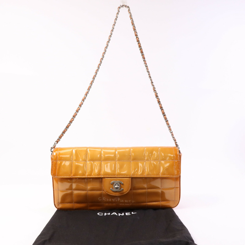 CHANEL 漆皮皮革Chain Shoulder銀扣肩背袋-8