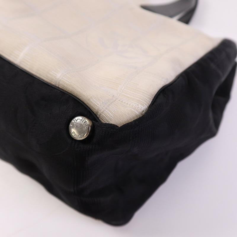 CHANEL 尼龍New Travel Line銀扣手挽袋-9