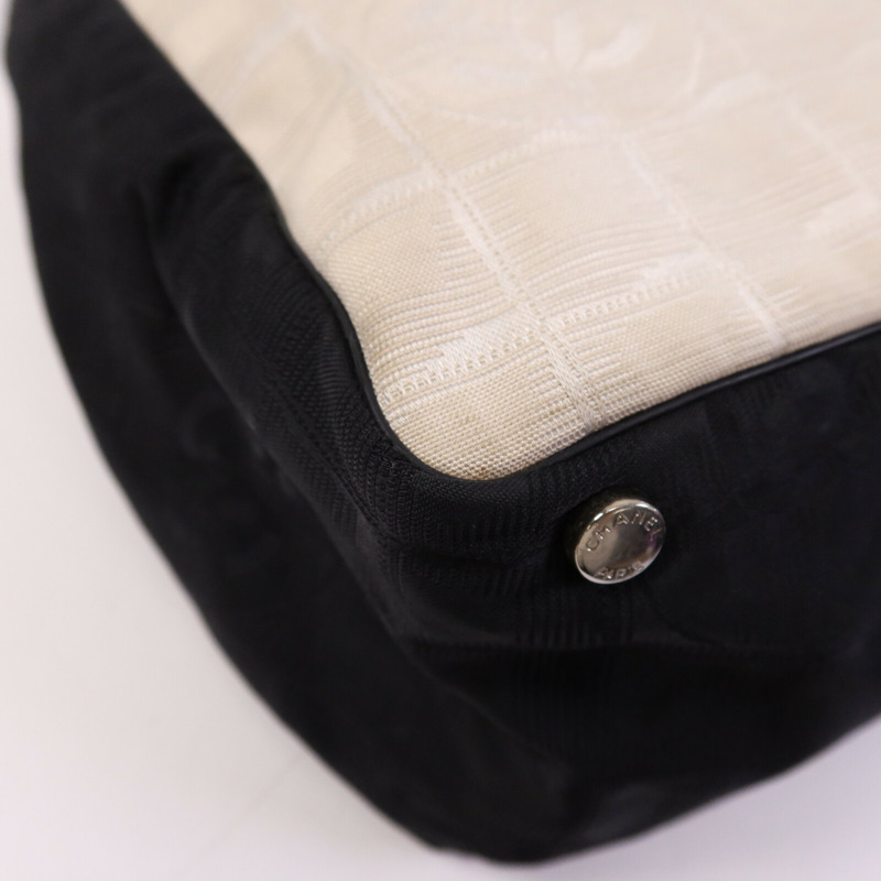 CHANEL 尼龍New Travel Line銀扣手挽袋-12