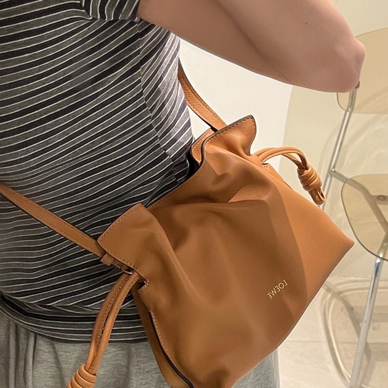 Loewe 中型納帕小牛皮 Flamenco 手拿包｜焦糖色-4