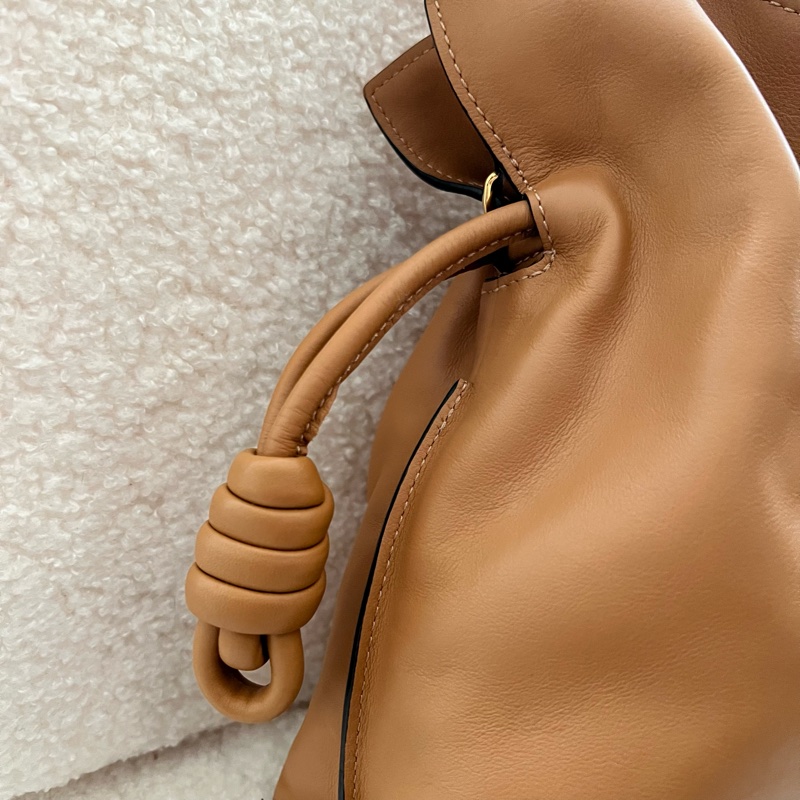 Loewe 中型納帕小牛皮 Flamenco 手拿包｜焦糖色-9