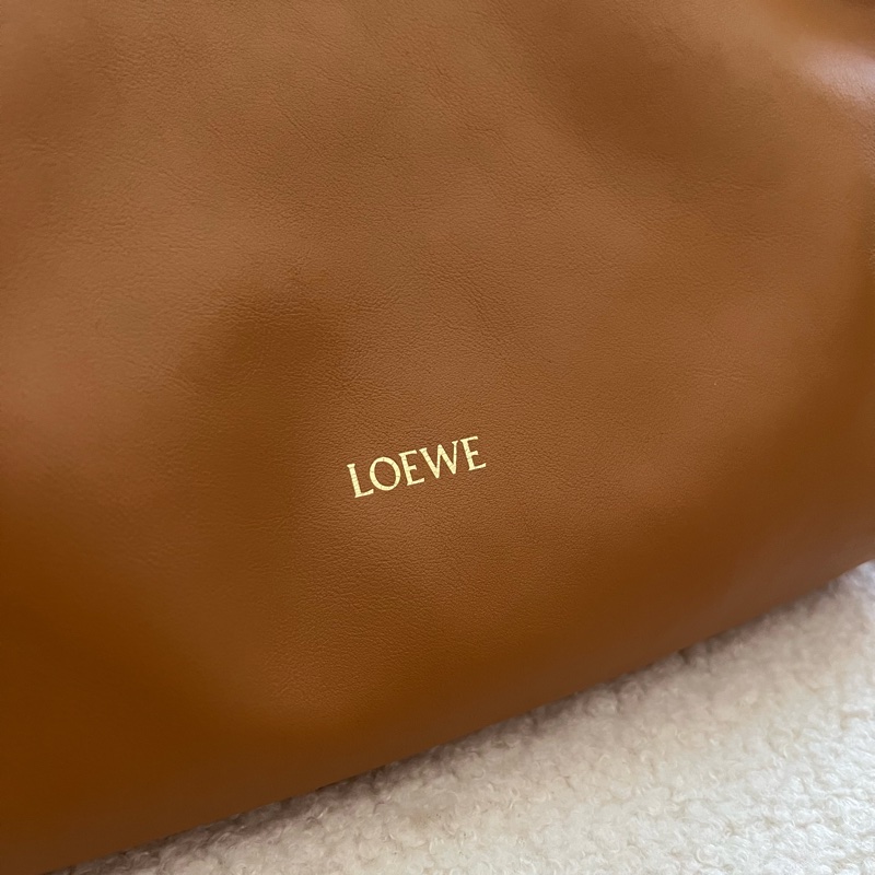 Loewe 中型納帕小牛皮 Flamenco 手拿包｜焦糖色-15