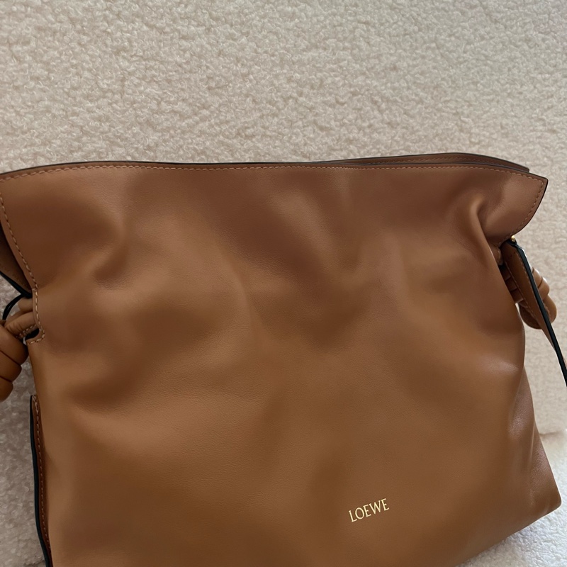 Loewe 中型納帕小牛皮 Flamenco 手拿包｜焦糖色-16