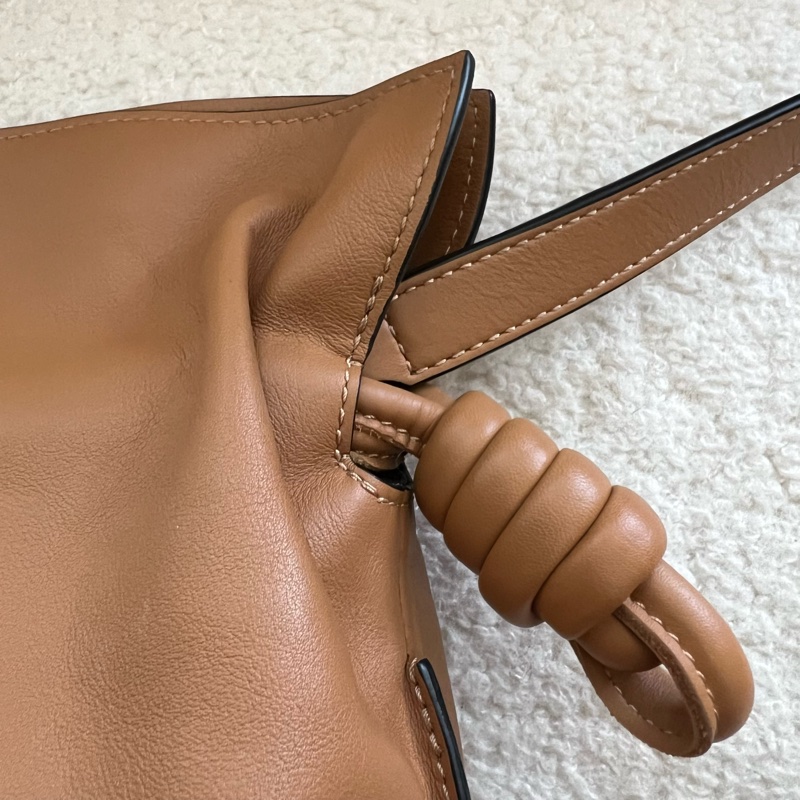 Loewe 中型納帕小牛皮 Flamenco 手拿包｜焦糖色-20