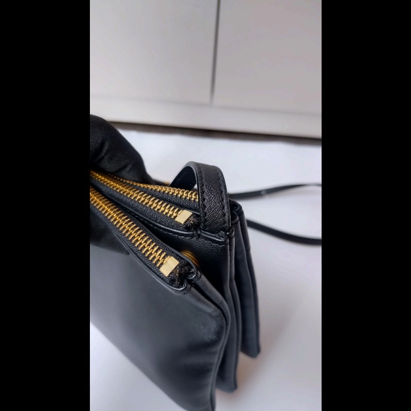 Celine 黑皮三層拉鍊斜背包-8