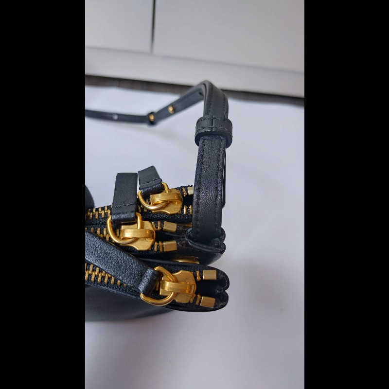 Celine 黑皮三層拉鍊斜背包-13