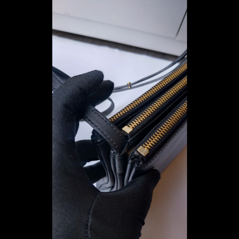 Celine 黑皮三層拉鍊斜背包-14