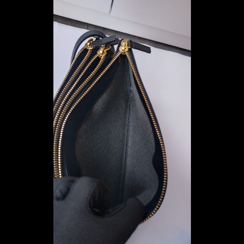Celine 黑皮三層拉鍊斜背包-18