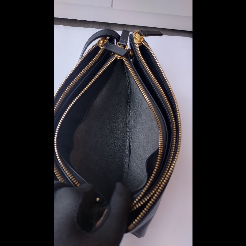 Celine 黑皮三層拉鍊斜背包-19
