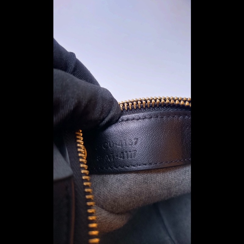 Celine 黑皮三層拉鍊斜背包-20