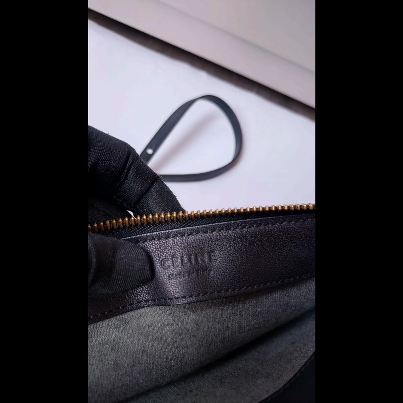 Celine 黑皮三層拉鍊斜背包-21