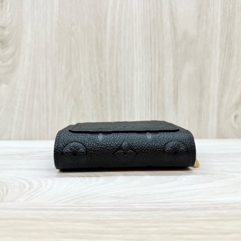 LV黑金牛皮壓紋Clea對釦式6卡ㄇ拉零錢短夾 M80151-4