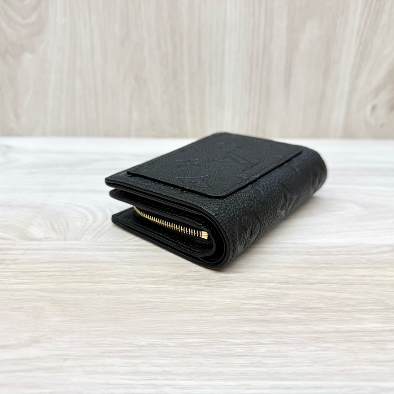 LV黑金牛皮壓紋Clea對釦式6卡ㄇ拉零錢短夾 M80151-5
